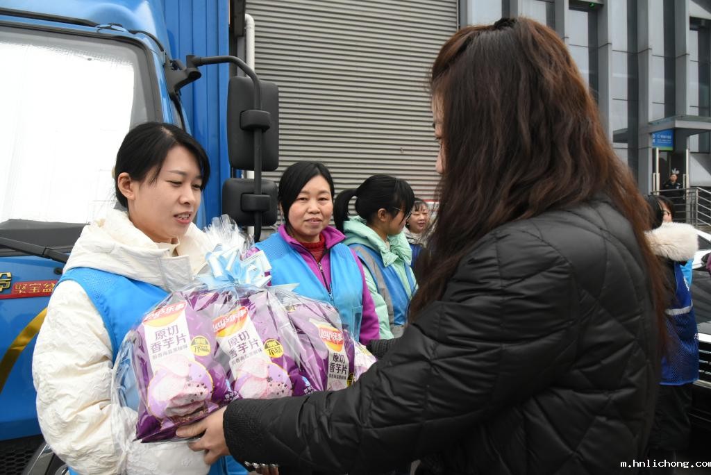 2.渝北区妇联为菜鸟驿站女快递员发放物资